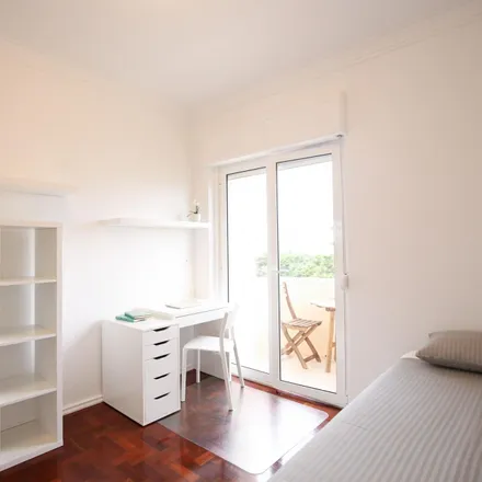 Rent this 4 bed room on Rua Infante Dom Pedro in 2780-164 Oeiras, Portugal