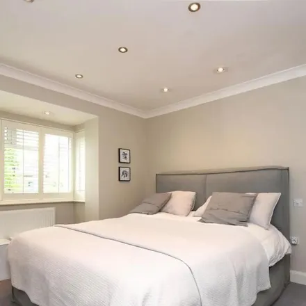 Rent this 5 bed apartment on 268 Barry Road in London, SE22 0JT
