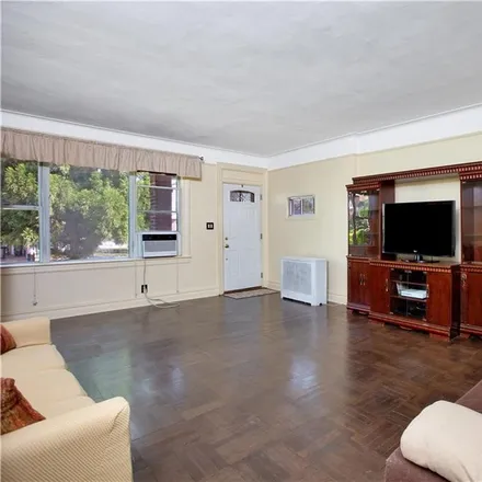Image 7 - 1800 East 52nd Street, New York, NY 11234, USA - House for sale
