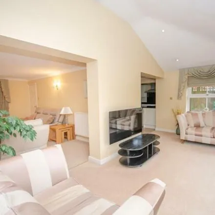 Image 2 - 39 Heathfields, Bristol, BS16 6HT, United Kingdom - House for sale