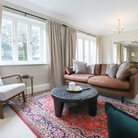 Rent this 5 bed apartment on Fosse Way in Stow-on-the-Wold, GL54 1DL