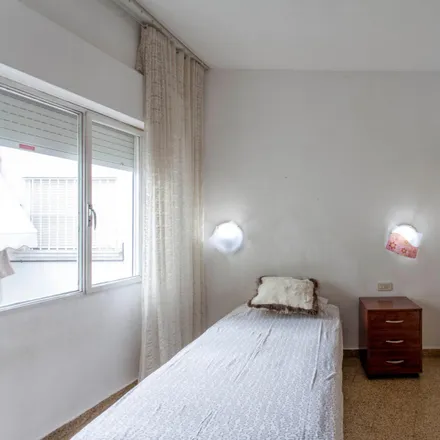 Rent this 6 bed room on Kuups in Carrer de Conca, 46008 Valencia