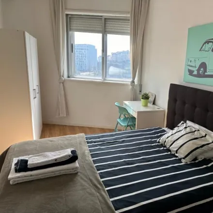 Rent this 4 bed room on Cafetaria Pião in Rua da Vigorosa, 4350-158 Porto