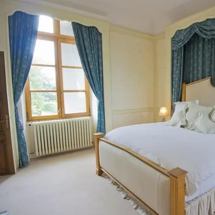 Rent this 6 bed house on 47300 Villeneuve-sur-Lot