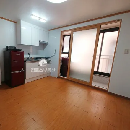 Rent this studio apartment on 서울특별시 송파구 삼전동 97-18