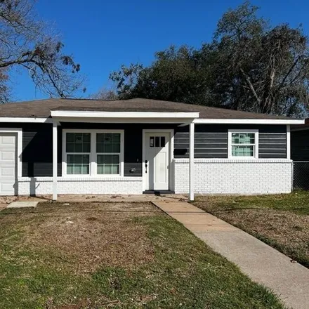 Rent this 3 bed house on 782 East Park Street in Sugar Land, TX 77498