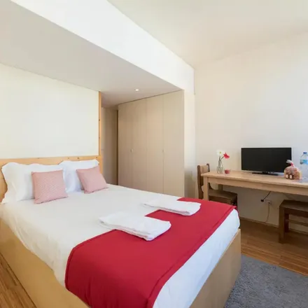 Rent this 5 bed room on Transportes Centrais Bonjardim in Lda., Rua do Bonjardim 1090