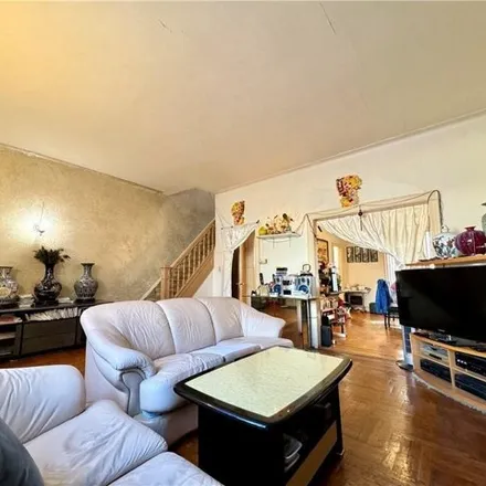 Image 2 - 57 Bay 10th Street, New York, NY 11228, USA - House for sale