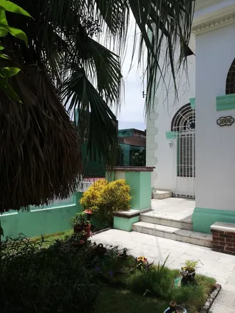 Rent this 2 bed house on Vedado