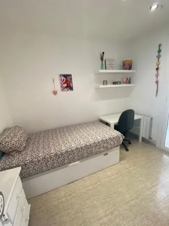 Rent this 4 bed room on Carrer de Ramon Turró in 10, 08005 Barcelona