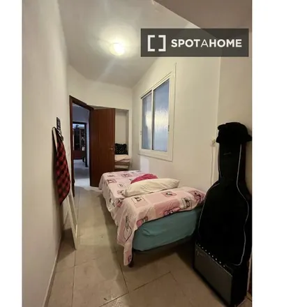 Rent this 4 bed room on Tallers Mendieta in Carrer de l'Onze de Setembre, 08094 l'Hospitalet de Llobregat