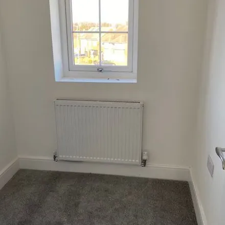 Rent this 3 bed townhouse on 25 Wingate Road in Luton, LU4 8FZ