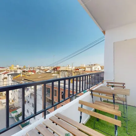 Rent this 5 bed apartment on Carrer de les Filipines in 15, 46006 Valencia