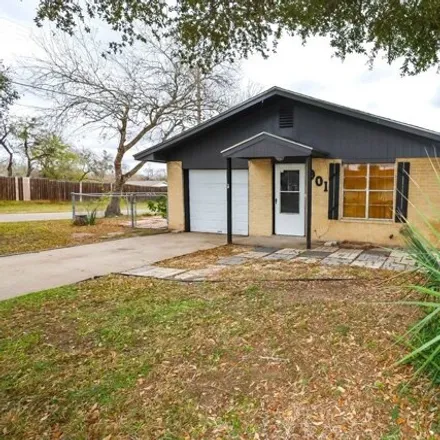 Image 2 - 1079 North Live Oak Street, Beeville, TX 78102, USA - House for sale