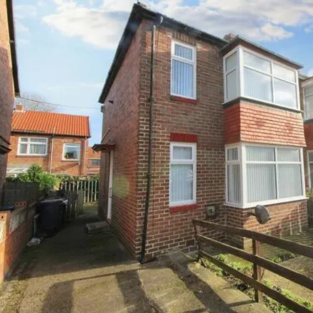 Rent this 3 bed duplex on Deepbrook Road in Newcastle upon Tyne, NE5 3NS