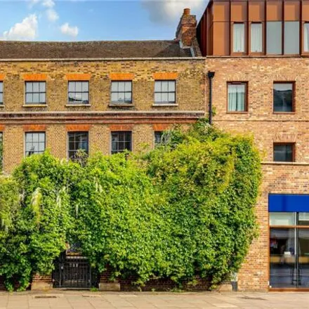 Image 2 - Stepney Green Station, Mile End Road, London, E1 4AB, United Kingdom - Townhouse for sale