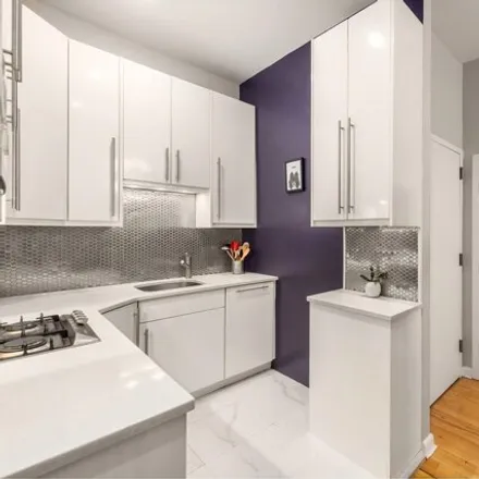 Image 3 - 41 W 16th St Apt 2B, New York, 10011 - Apartment for sale