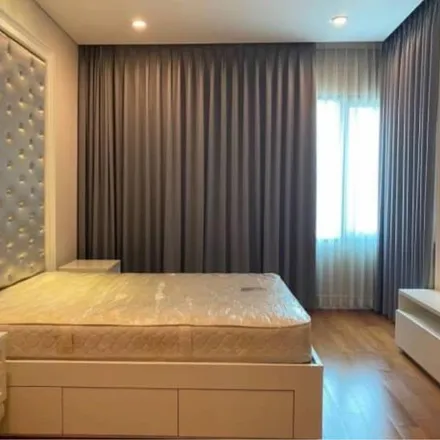 Rent this 3 bed apartment on Bangkok City Hall in Siriphong Road, Phra Nakhon District