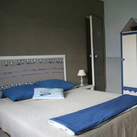 Rent this 8 bed townhouse on Luze in Cours de Luze, 33300 Bordeaux