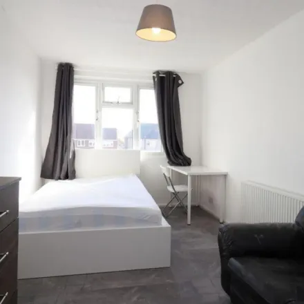 Image 1 - Woodman Path, London, IG7 4JJ, United Kingdom - Apartment for rent