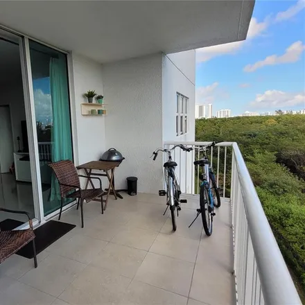 Image 6 - Ape Dos Menninos, 14951 Royal Oaks Lane, North Miami, FL 33181, USA - Condo for sale