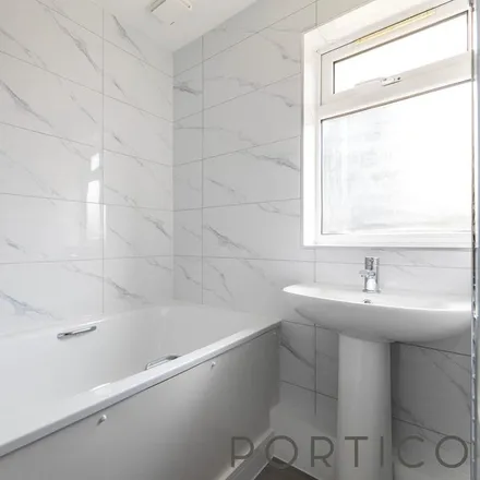 Image 6 - 112 Hermit Road, London, E16 4LD, United Kingdom - House for rent