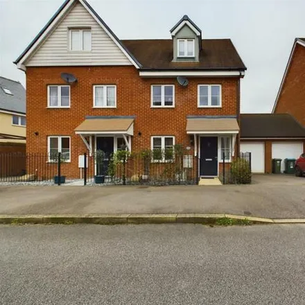 Buy this 3 bed townhouse on Crawford Road in Buckinghamshire, HP18 0YZ