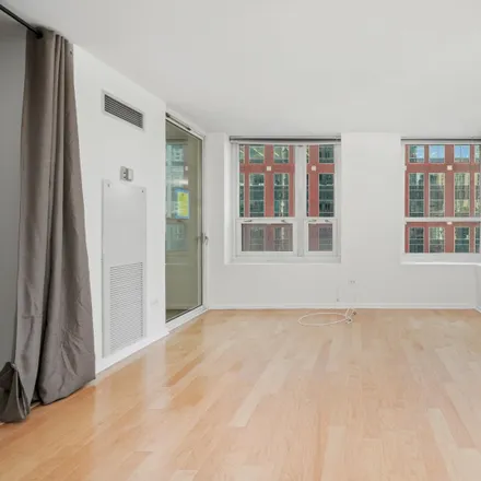 Image 3 - The Sterling, 345 North LaSalle Drive, Chicago, IL 60654, USA - House for sale