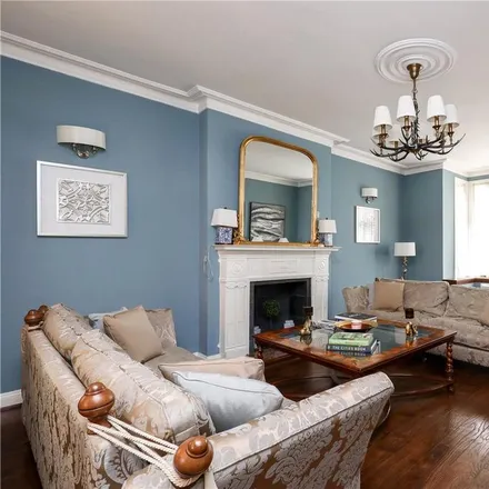 Rent this 6 bed house on Twyford Crescent in London, W3 9RA
