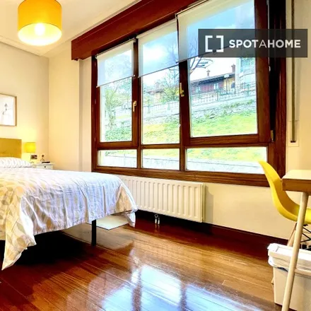 Rent this 4 bed room on Attico 14 Cafe in Alameda Mazarredo / Mazarredo zumarkalea, 14
