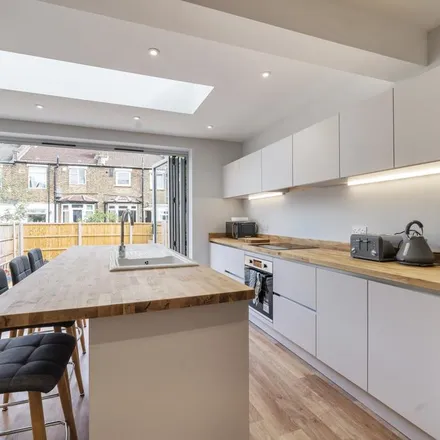 Rent this studio townhouse on Aylett Road in London, SE25 4JY