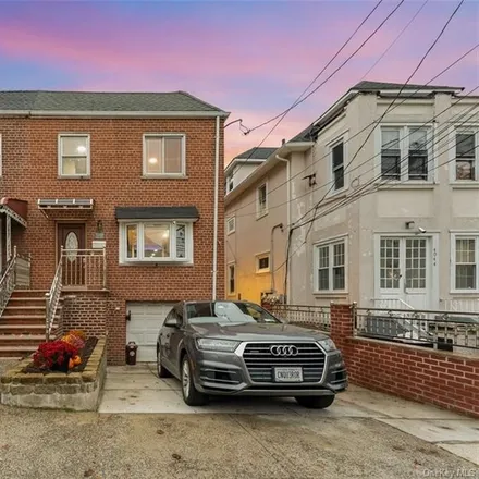 Buy this 4 bed house on 4048 Seton Avenue in New York, NY 10466