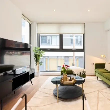 Rent this 3 bed apartment on 6a Regent Street in London, NW10 5BB