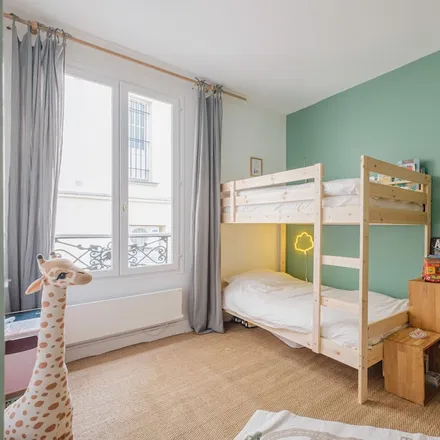 Rent this 3 bed house on Paris