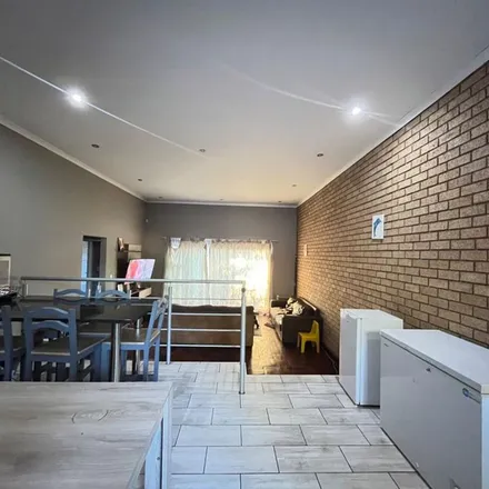Image 2 - Martin Close, Johannesburg Ward 32, Sandton, 2054, South Africa - Townhouse for rent