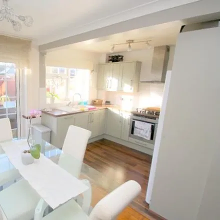 Image 4 - Shaftesbury Crescent, Staines-upon-Thames, TW18 1QW, United Kingdom - Townhouse for rent
