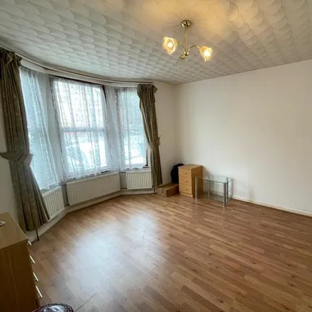 Image 3 - Priory Avenue, High Wycombe, HP13 6GZ, United Kingdom - Duplex for rent