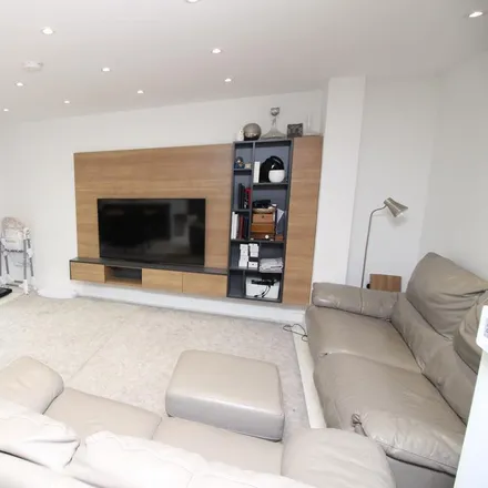 Image 2 - 52 Brinkley Road, London, KT4 8JF, United Kingdom - Apartment for rent