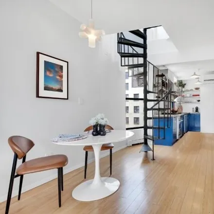 Image 2 - 613 East 6th Street, New York, NY 10009, USA - Apartment for sale