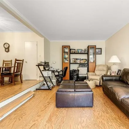 Image 6 - Grover Cleveland, 67-38 108th Street, New York, NY 11375, USA - Apartment for sale