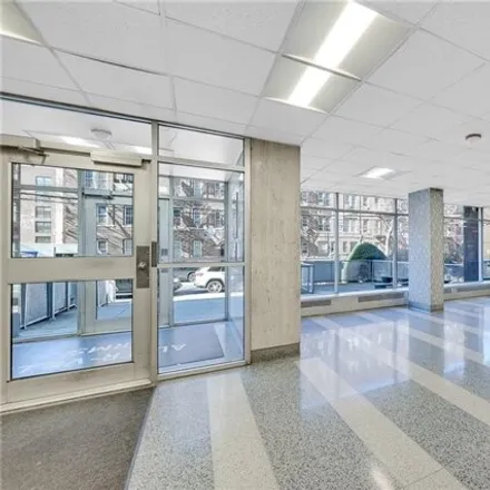 Image 4 - 2550 Olinville Avenue, New York, NY 10467, USA - Apartment for sale