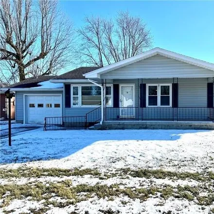 Buy this 3 bed house on 687 Dakota Avenue in Mattoon, IL 61938