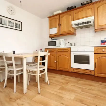 Image 3 - 55-85 Lawrence Close, London, E3 2BQ, United Kingdom - Apartment for rent