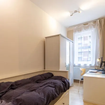 Rent this 2 bed apartment on Rue Général Fivé - Generaal Fivéstraat 94 in 1040 Etterbeek, Belgium