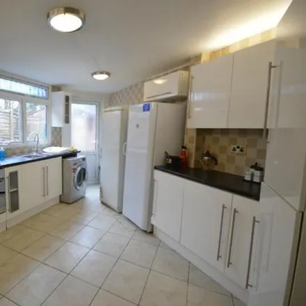 Image 6 - 17 Hilary Road, London, W12 0QB, United Kingdom - House for rent