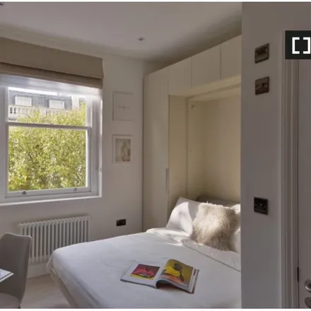 Rent this studio apartment on 39 Linden Gardens in London, W2 4HB