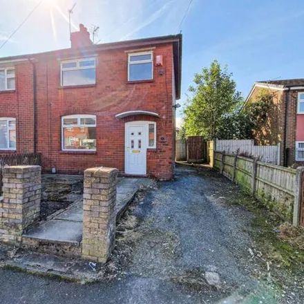 Buy this 3 bed duplex on Parkgate in Chadderton, OL9 0AW