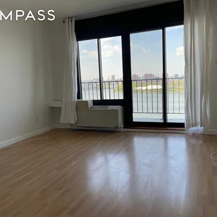 Image 4 - Bugsy’s Dog Run, Shore Tower Path, New York, NY 11102, USA - Apartment for rent