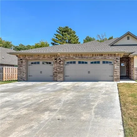 Buy this 3 bed house on 4 Fox Circle in Bella Vista, AR 72715