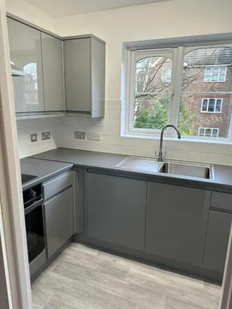 Rent this 2 bed room on 12 Rosslyn Road in Watford, WD18 0JP